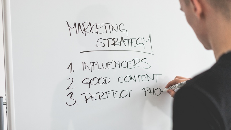 marketer delineando estrategia de inbound marketing para startups 